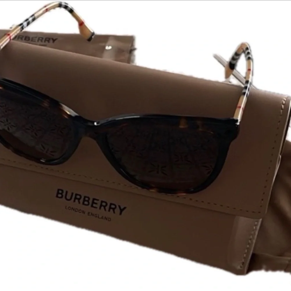 Burberry Sunglasses NWOT - Picture 5 of 16